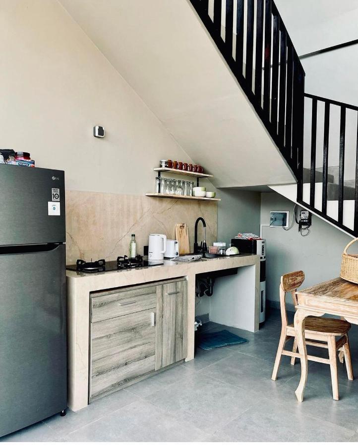 Mega Canggu Guest House Экстерьер фото